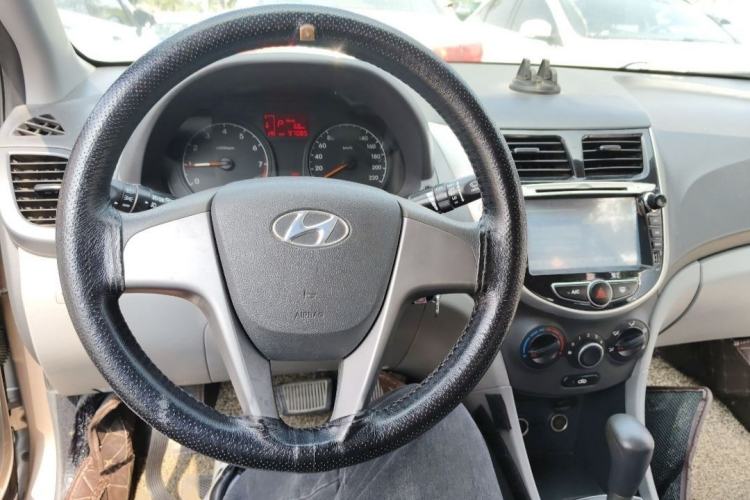 Used Hyundai Verna (older generation) 2014 1.4L Automatic Smart GLS Center Console