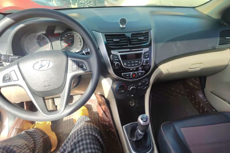 Used Hyundai Verna (older generation) 2014 1.4L Manual Top-Tier Model TOP Center Console