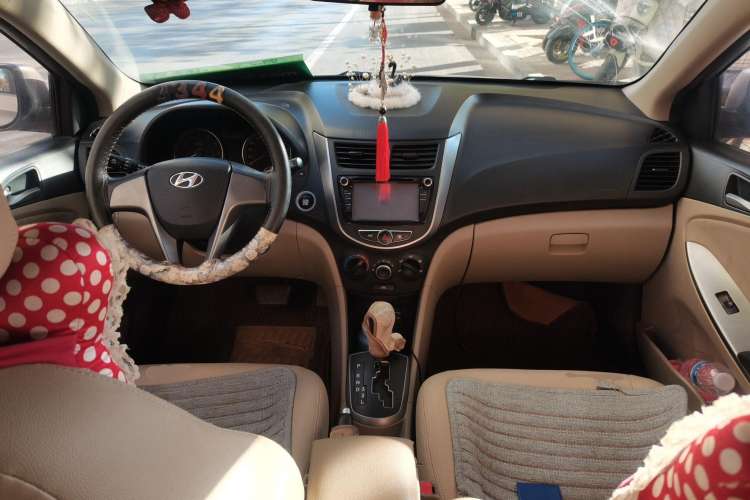 Used Hyundai Verna (older generation) 2014 1.4L Automatic Leading-Edge GLX Center Console