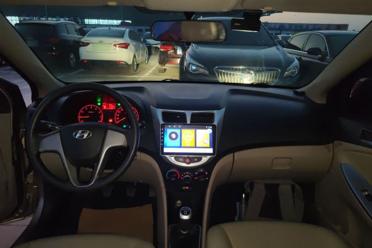 Used Hyundai Verna (older generation) 2014 1.4L Manual Smart GLS Trim Center Console