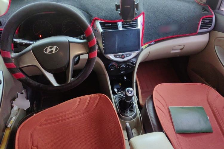 Used Hyundai Verna (older generation) 2014 1.4L Manual Smart GLS Trim Center Console