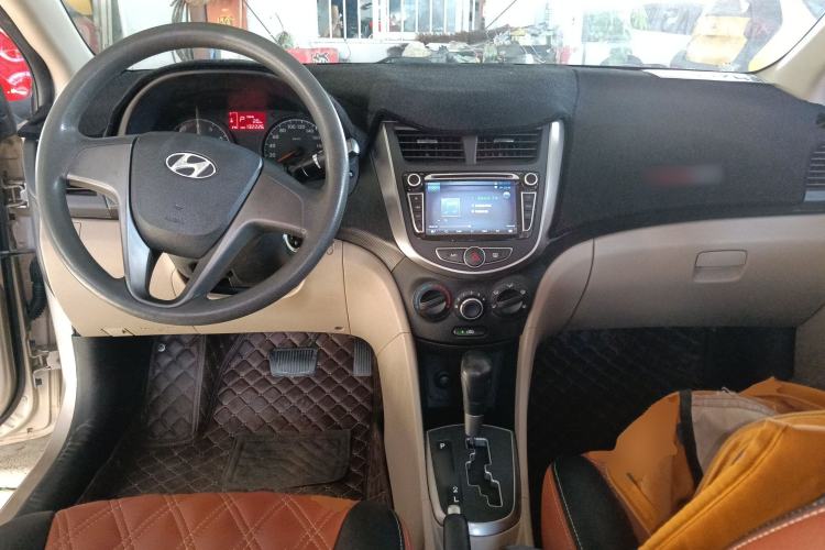 Used Hyundai Verna (older generation) 2014 1.4L Automatic Smart GLS Center Console