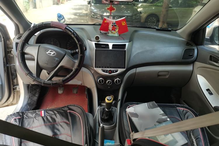 Used Hyundai Verna (older generation) 2014 1.4L Manual Smart GLS Trim Center Console