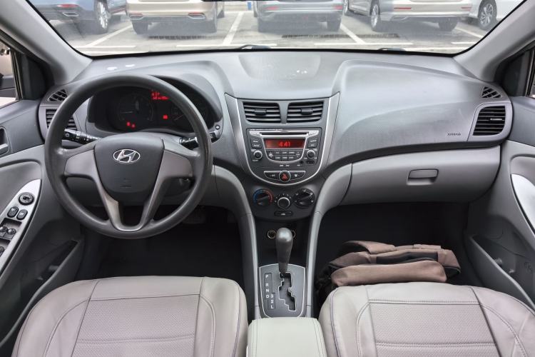 Used Hyundai Verna (older generation) 2014 1.4L Automatic Smart GLS Center Console