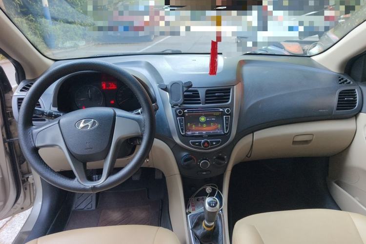 Used Hyundai Verna (older generation) 2014 1.4L Manual Smart GLS Trim Center Console