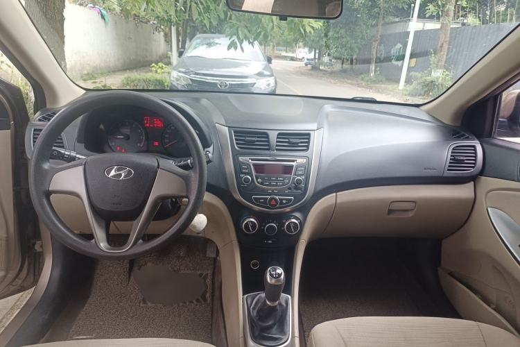 Used Hyundai Verna (older generation) 2014 1.4L Manual Smart GLS Trim Center Console