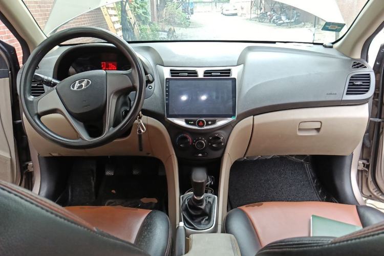 Used Hyundai Verna (older generation) 2014 1.4L Manual Smart GLS Trim Center Console