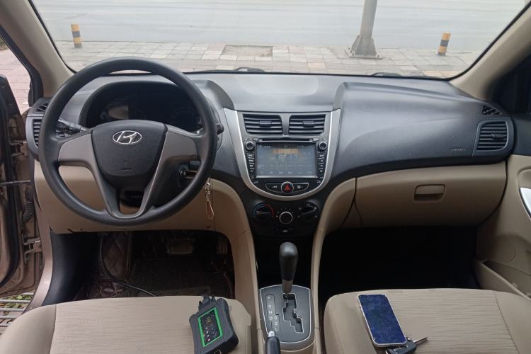 Used Hyundai Verna (older generation) 2014 1.4L Automatic Smart GLS Center Console
