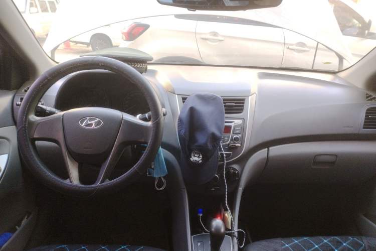 Used Hyundai Verna (older generation) 2014 1.4L Automatic Smart GLS Center Console