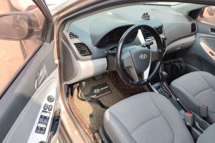 Used Hyundai Verna (older generation) 2014 1.4L Automatic Smart GLS Driver Seat