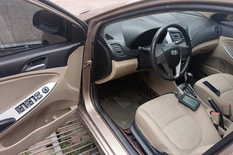 Used Hyundai Verna (older generation) 2014 1.4L Automatic Smart GLS Driver Seat
