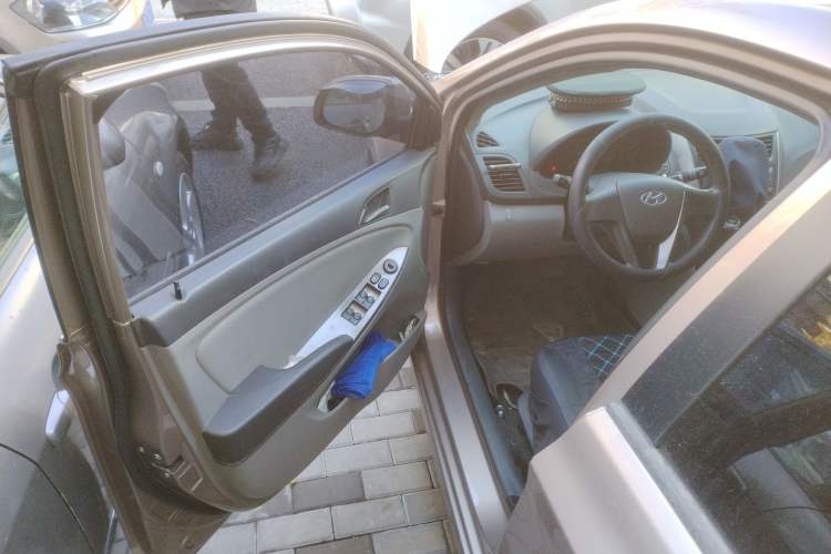 Used Hyundai Verna (older generation) 2014 1.4L Automatic Smart GLS Driver Seat
