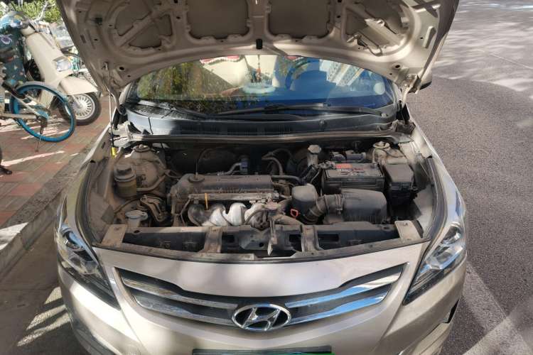 Used Hyundai Verna (older generation) 2014 1.4L Automatic Leading-Edge GLX Engine Bay