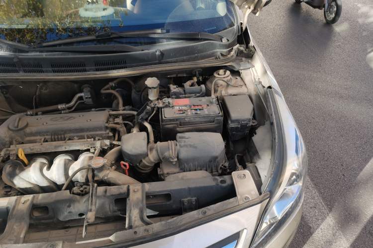 Used Hyundai Verna (older generation) 2014 1.4L Automatic Leading-Edge GLX Engine Bay Left