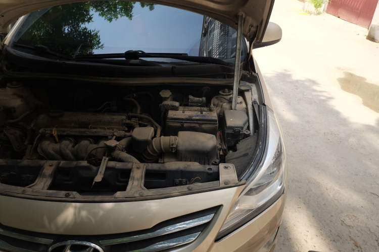Used Hyundai Verna (older generation) 2014 1.4L Manual Smart GLS Trim Engine Bay Left