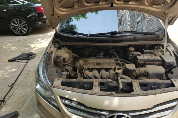 Used Hyundai Verna (older generation) 2014 1.4L Manual Smart GLS Trim Engine Bay Right
