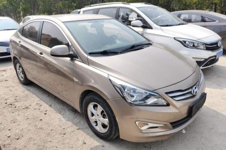 Used Hyundai Verna (older generation) 2014 1.4L Automatic Smart GLS Front Right 45 Deg