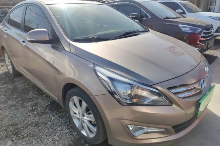 Used Hyundai Verna (older generation) 2014 1.4L Manual Top-Tier Model TOP Front Right 45 Deg