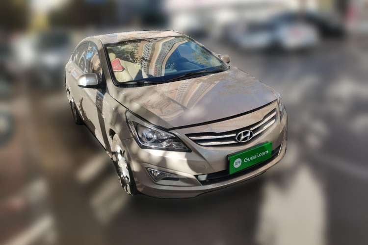 Used Hyundai Verna (older generation) 2014 1.4L Automatic Leading-Edge GLX Front Right 45 Deg
