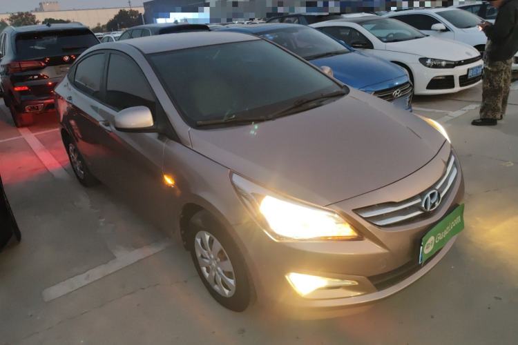 Used Hyundai Verna (older generation) 2014 1.4L Manual Smart GLS Trim Front Right 45 Deg