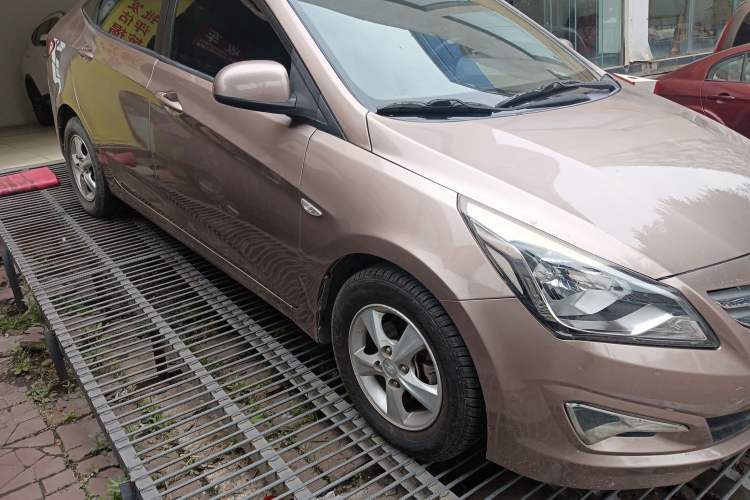 Used Hyundai Verna (older generation) 2014 1.4L Automatic Smart GLS Front Right 45 Deg