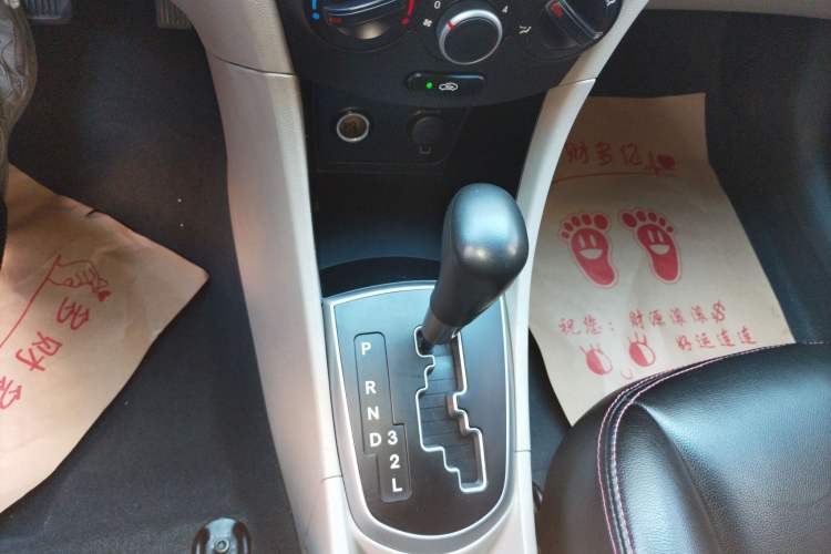 Used Hyundai Verna (older generation) 2014 1.4L Automatic Smart GLS Gear Lever