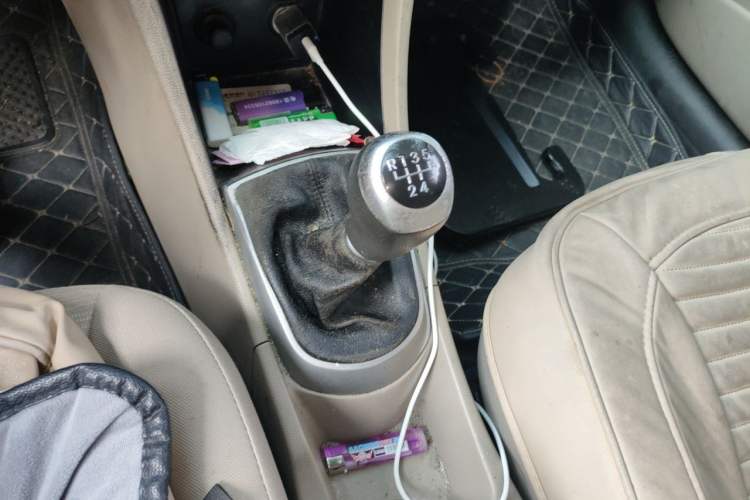 Used Hyundai Verna (older generation) 2014 1.4L Manual Smart GLS Trim Gear Lever