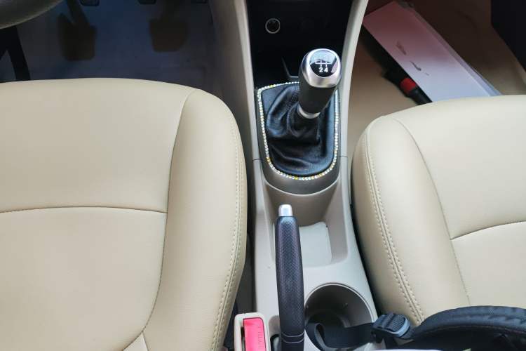 Used Hyundai Verna (older generation) 2014 1.4L Manual Smart GLS Trim Gear Lever