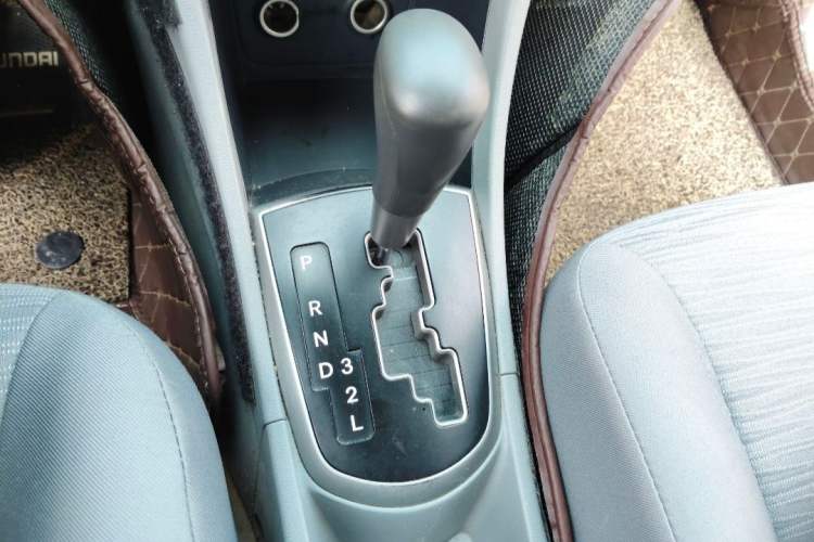 Used Hyundai Verna (older generation) 2014 1.4L Automatic Smart GLS Gear Lever