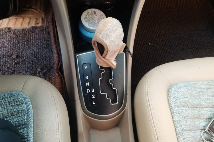 Used Hyundai Verna (older generation) 2014 1.4L Automatic Leading-Edge GLX Gear Lever