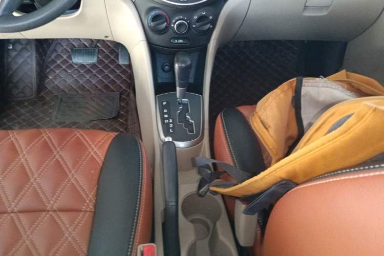 Used Hyundai Verna (older generation) 2014 1.4L Automatic Smart GLS Gear Lever