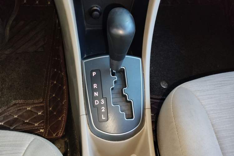 Used Hyundai Verna (older generation) 2014 1.4L Automatic Fashion GS Model Gear Lever