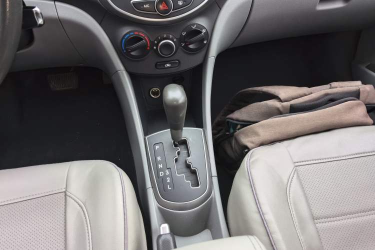 Used Hyundai Verna (older generation) 2014 1.4L Automatic Smart GLS Gear Lever
