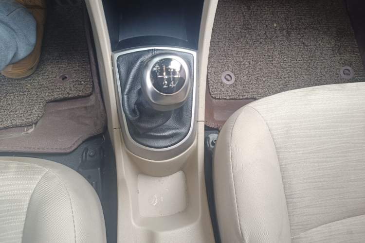 Used Hyundai Verna (older generation) 2014 1.4L Manual Smart GLS Trim Gear Lever