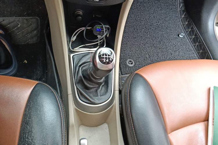 Used Hyundai Verna (older generation) 2014 1.4L Manual Smart GLS Trim Gear Lever