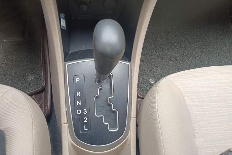 Used Hyundai Verna (older generation) 2014 1.4L Automatic Smart GLS Gear Lever