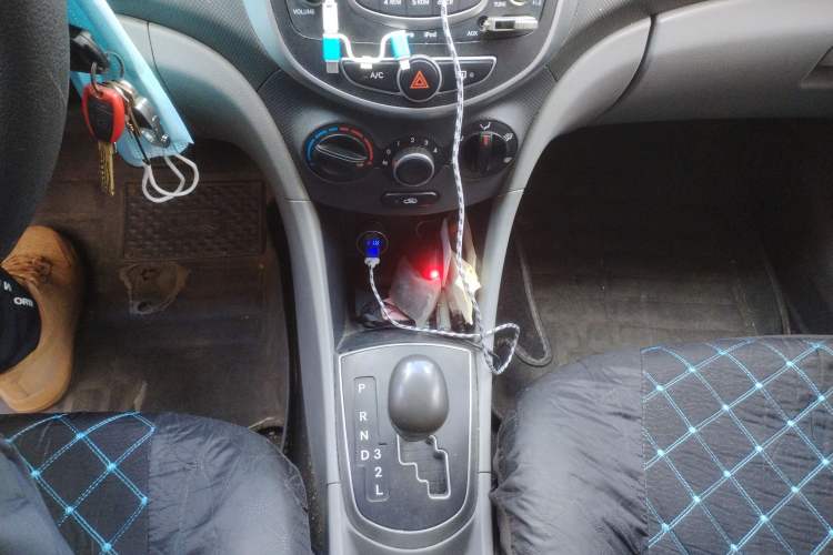 Used Hyundai Verna (older generation) 2014 1.4L Automatic Smart GLS Gear Lever