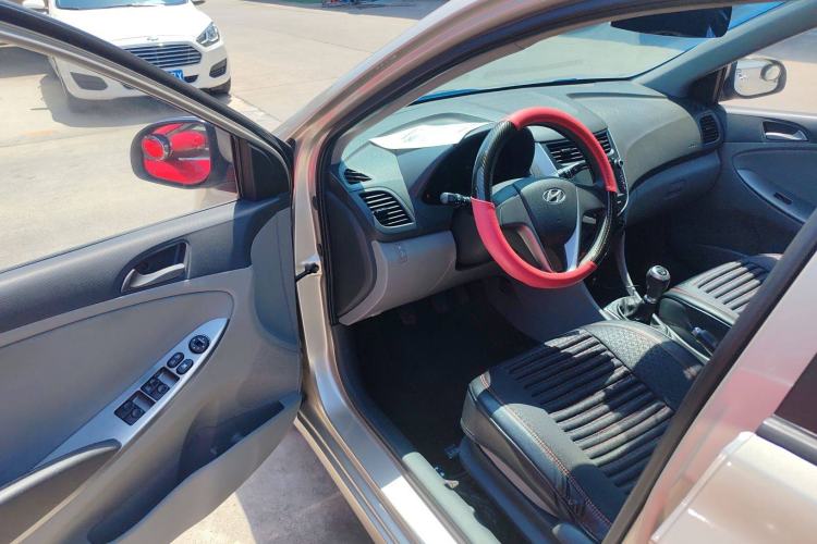 Used Hyundai Verna (older generation) 2014 1.4L Manual Smart GLS Trim Interior 2
