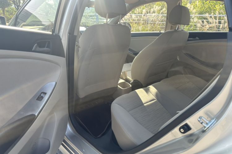 Used Hyundai Verna (older generation) 2014 1.4L Manual Smart GLS Trim Interior 3