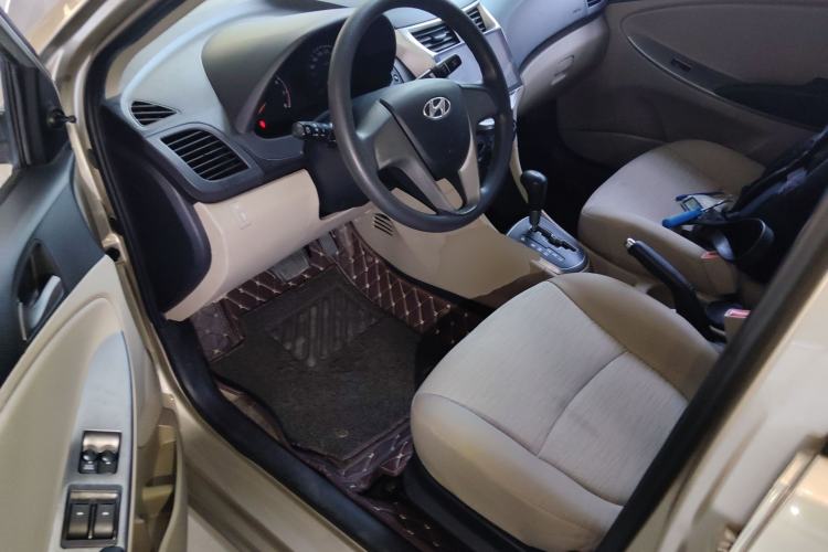 Used Hyundai Verna (older generation) 2014 1.4L Automatic Fashion GS Model Interior 3