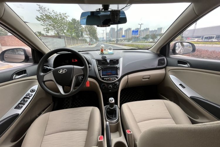 Used Hyundai Verna (older generation) 2014 1.4L Manual Smart GLS Trim Interior 3