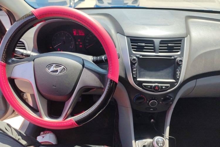 Used Hyundai Verna (older generation) 2014 1.4L Manual Smart GLS Trim Interior 3