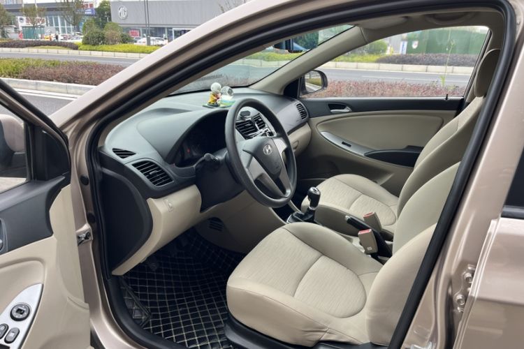 Used Hyundai Verna (older generation) 2014 1.4L Manual Smart GLS Trim Interior 4