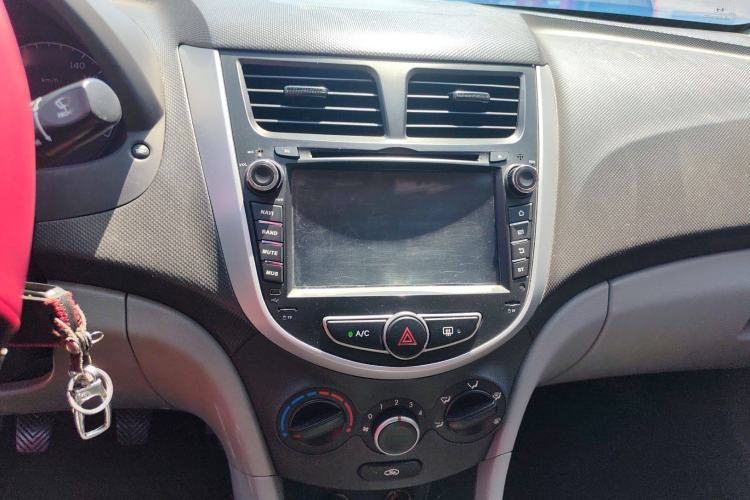 Used Hyundai Verna (older generation) 2014 1.4L Manual Smart GLS Trim Interior 4