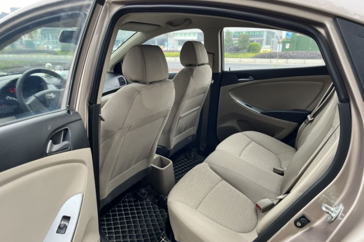 Used Hyundai Verna (older generation) 2014 1.4L Manual Smart GLS Trim Interior 5
