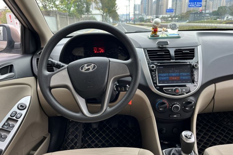 Used Hyundai Verna (older generation) 2014 1.4L Manual Smart GLS Trim Interior 6