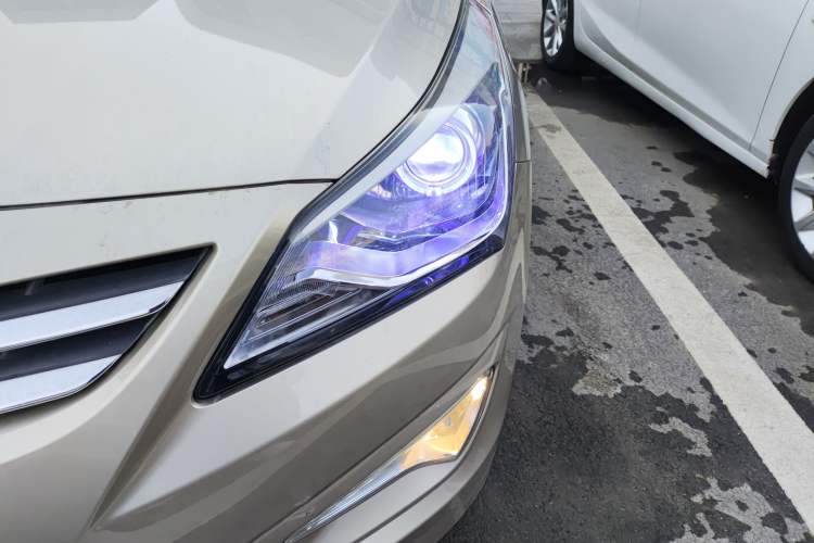 Used Hyundai Verna (older generation) 2014 1.4L Manual Smart GLS Trim Left Front Headlight
