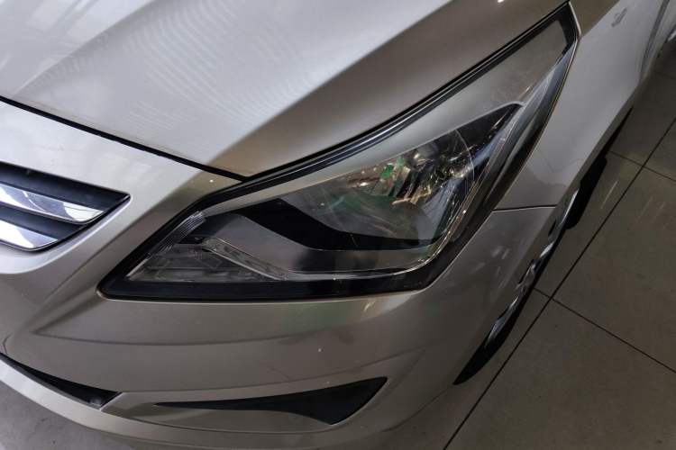 Used Hyundai Verna (older generation) 2014 1.4L Automatic Fashion GS Model Left Front Headlight