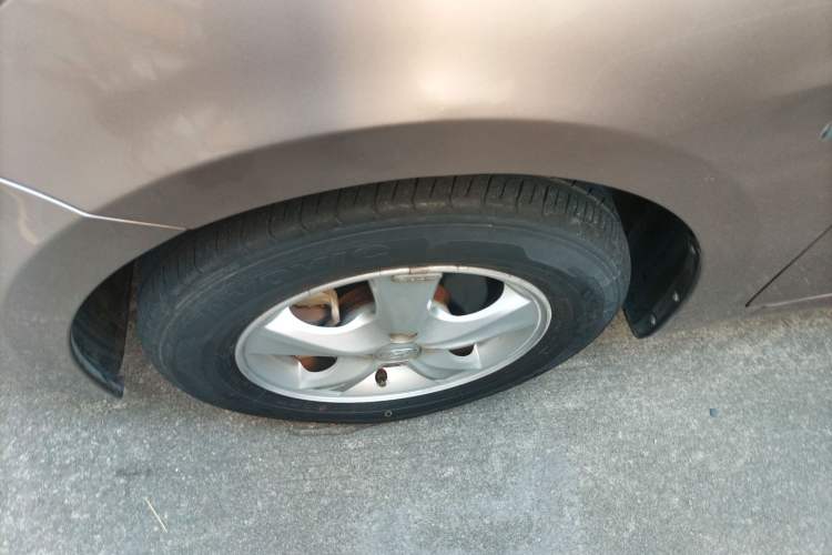 Used Hyundai Verna (older generation) 2014 1.4L Automatic Smart GLS Left Front Wheel Hub