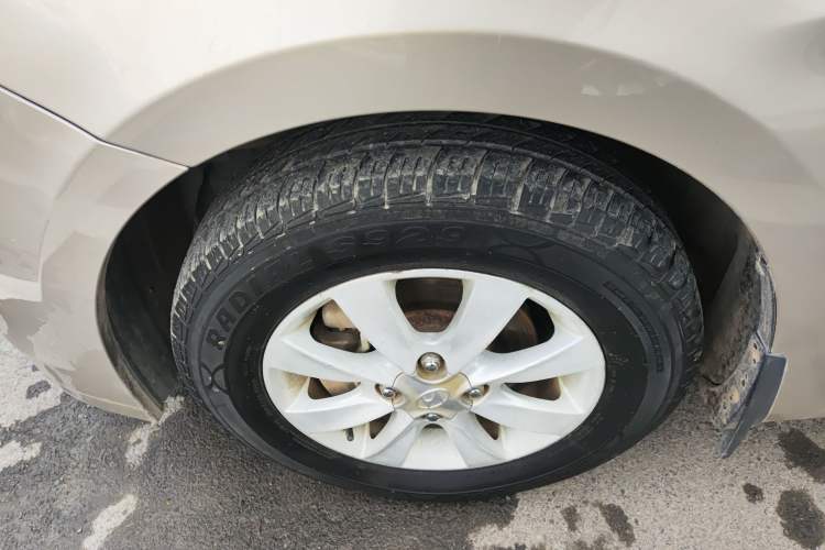Used Hyundai Verna (older generation) 2014 1.4L Manual Smart GLS Trim Left Front Wheel Hub